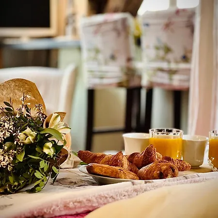 Romantic - Hyper Center - Quiet - Bright * פריז